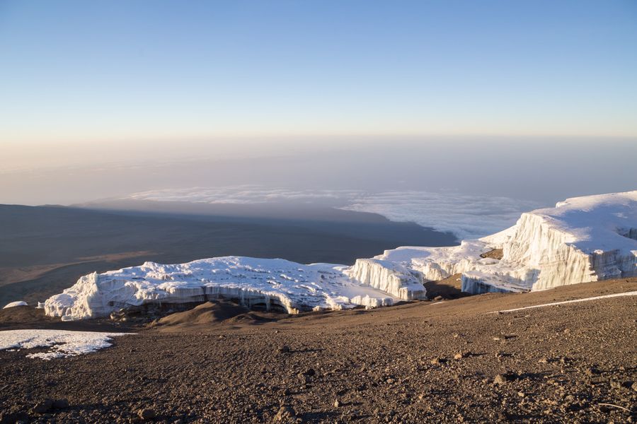 Barafu Camp (4675m) - Uhuru Peak (5895m) - Mweka Camp (3070m) 